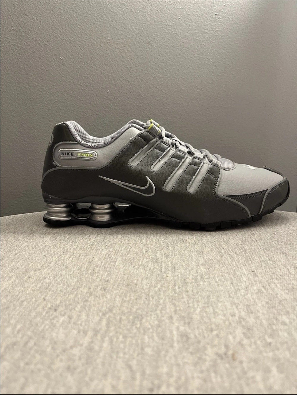 Nike Shox NZ Dark Grey/Wolf Grey/Volt Athletic Men’s Shoe Size 9.5 378341-009​